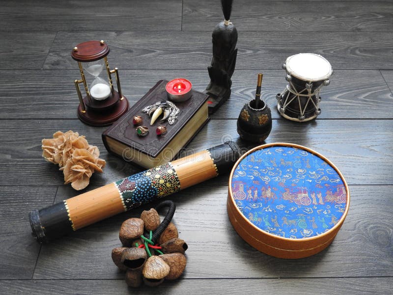 Fond mystique avec un vieux livre, des bougies et d'autres attributs Halloween et le concept occulte du rituel de la magie noire photos stock Fond mystique avec un vieux livre, des bougies et d'autres attributs Halloween et le concept occulte du rituel de la magie noire photos stock
