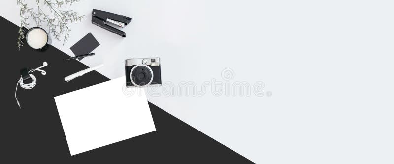 Fond noir et blanc de couleur avec des branches de fleur, une tasse de livre blanc de lait, d'écouteur, de stylo, d'agrafeuse, de photo libre de droits Fond noir et blanc de couleur avec des branches de fleur, une tasse de livre blanc de lait, d'écouteur, de stylo, d'agrafeuse, de photo libre de droits