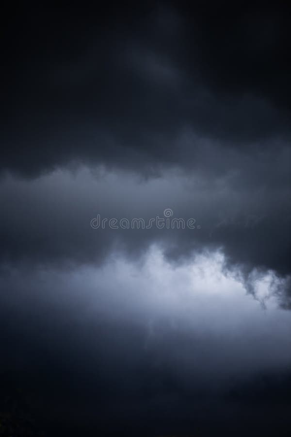 Fond orageux foncé abstrait de ciel photo stock Fond orageux foncé abstrait de ciel photo stock