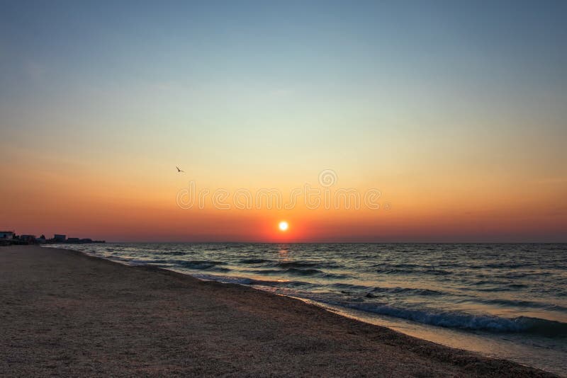Fond panoramique de ciel de coucher du soleil Plage d'été de vue panoramique Amusement sur la plage Paysage marin coloré, plage L photo stock Fond panoramique de ciel de coucher du soleil Plage d'été de vue panoramique Amusement sur la plage Paysage marin coloré, plage L photo stock