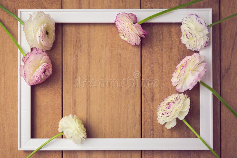 Fond pour épouser ou invitation de partie Cadre de tableau avec des fleurs sur la table en bois Vue de ci-avant images libres de droits
