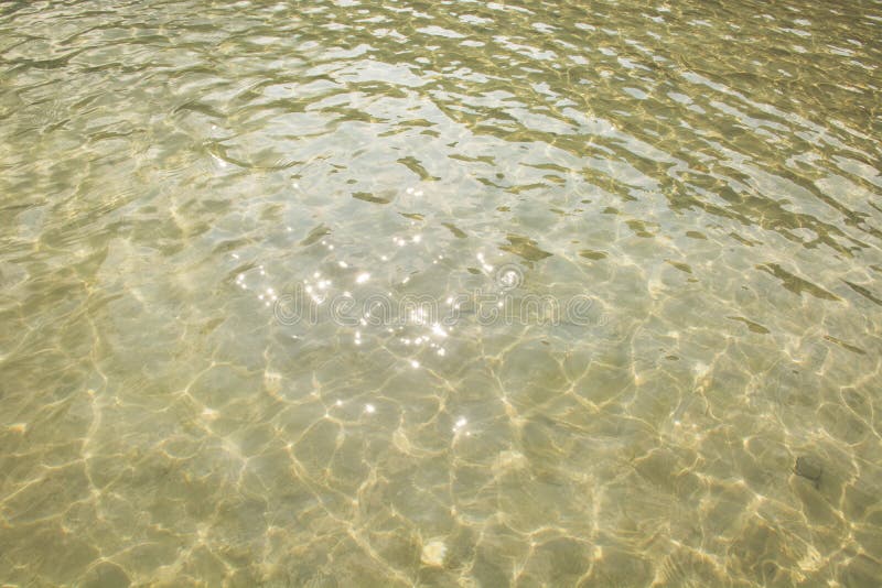 Fond propre brillant d'ondulation d'eau de mer Lac Kournas, Grèce images libres de droits Fond propre brillant d'ondulation d'eau de mer Lac Kournas, Grèce images libres de droits