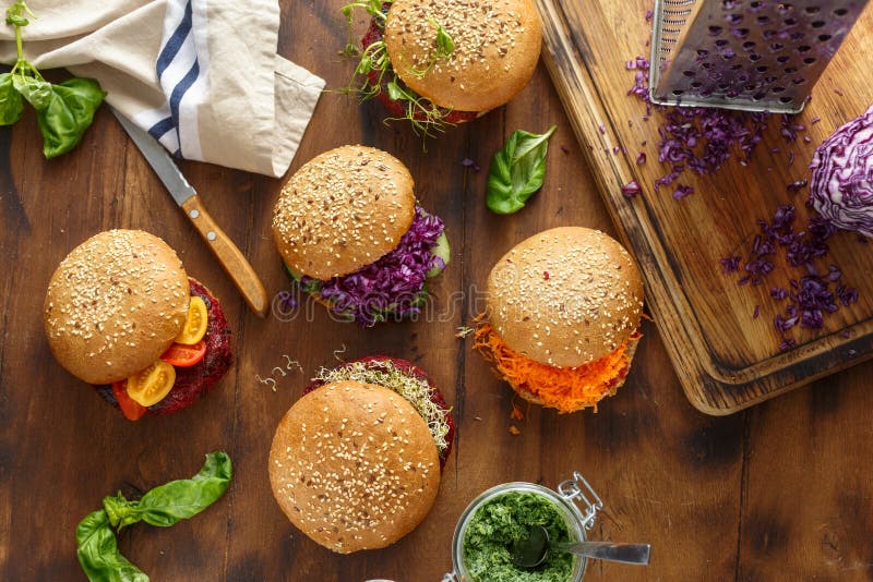Fond sain de nourriture Différents hamburgers végétariens figés photos libres de droits Fond sain de nourriture Différents hamburgers végétariens figés photos libres de droits