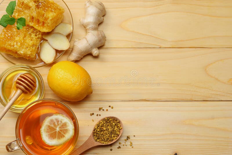 Fond sain miel, nid d'abeilles, citron, thé, gingembre sur la table en bois blanche Vue supérieure avec l'espace de copie image libre de droits Fond sain miel, nid d'abeilles, citron, thé, gingembre sur la table en bois blanche Vue supérieure avec l'espace de copie image libre de droits