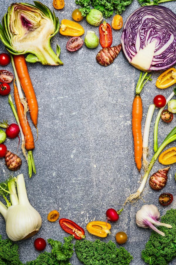 Fond sain ou végétarien de nourriture avec l'assortiment des légumes frais de ferme sur le fond rustique gris, vue supérieure photographie stock Fond sain ou végétarien de nourriture avec l'assortiment des légumes frais de ferme sur le fond rustique gris, vue supérieure photographie stock