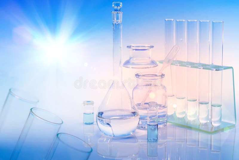 Fond scientifique avec le verre, le flacon et les tubes chimiques photographie stock Fond scientifique avec le verre, le flacon et les tubes chimiques photographie stock