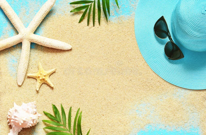 Fond tropical Branches de palmiers avec les étoiles de mer et le coquillage sur le fond arénacé Voyage Copiez l'espace image stock Fond tropical Branches de palmiers avec les étoiles de mer et le coquillage sur le fond arénacé Voyage Copiez l'espace image stock