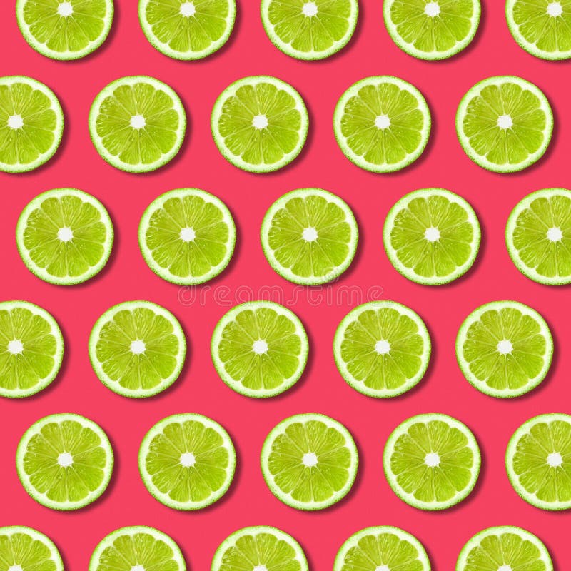 Fond vibrant d'art de bruit de fruit avec les tranches vertes de chaux sur le fond rouge image stock Fond vibrant d'art de bruit de fruit avec les tranches vertes de chaux sur le fond rouge image stock