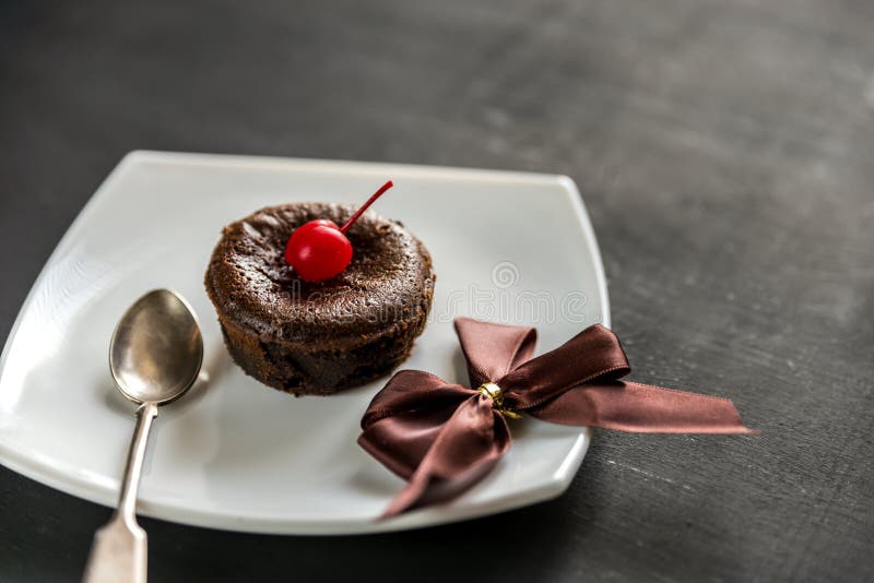 Fondant som dekoreras med coctailkörsbäret royaltyfria foton Fondant som dekoreras med coctailkörsbäret royaltyfria foton
