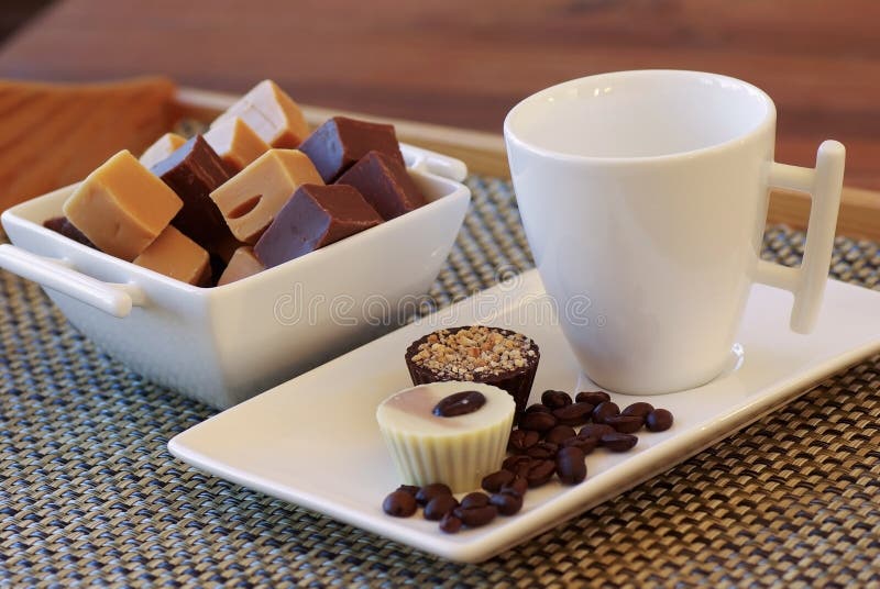 Fondente di cioccolato, bonbon e chicchi di caffè fotografia stock libera da diritti Fondente di cioccolato, bonbon e chicchi di caffè fotografia stock libera da diritti
