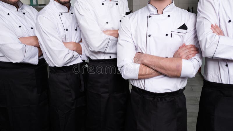 Fondere cucinando la cucina sicura degli uomini della concorrenza