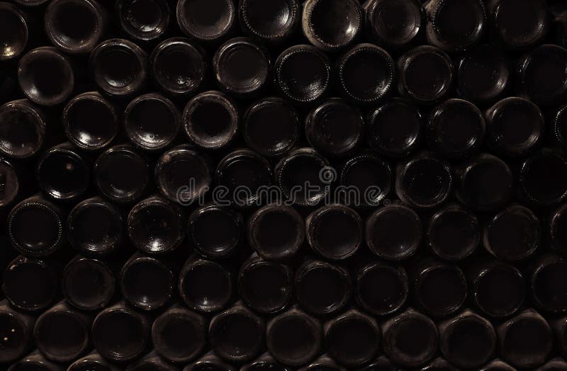Fondi delle bottiglie di vino come fondo immagini stock libere da diritti Fondi delle bottiglie di vino come fondo immagini stock libere da diritti