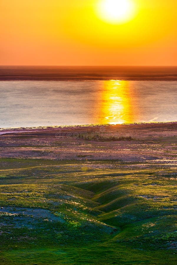 Fondo abstracto con paisaje del lago del verano con salida del sol de oro Paisaje del r?o imagen de archivo Fondo abstracto con paisaje del lago del verano con salida del sol de oro Paisaje del r?o imagen de archivo