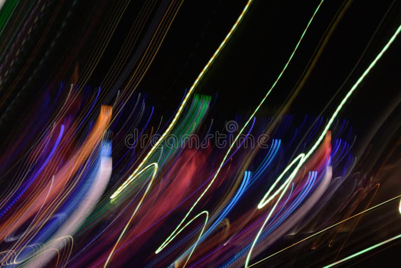 Fondo abstracto de la luz de la noche en la calle Líneas rayadas multicoloras en el movimiento hecho de efecto luminoso, rastros fotos de archivo libres de regalías Fondo abstracto de la luz de la noche en la calle Líneas rayadas multicoloras en el movimiento hecho de efecto luminoso, rastros fotos de archivo libres de regalías