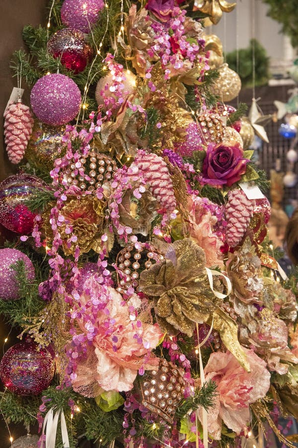 Fondo Abstracto De Navidad Con árbol De Navidad Decorado En Colores Violeta  Y Rosa Fotografía editorial - Imagen de pino, primer: 167585497