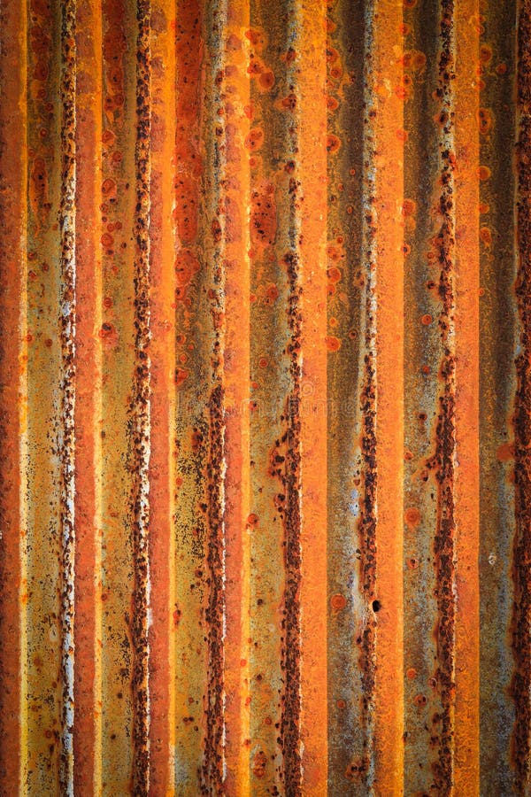 Fondo arrugginito di struttura della parete dello zinco della rete fissa del metallo del ferro ondulato immagine stock libera da diritti Fondo arrugginito di struttura della parete dello zinco della rete fissa del metallo del ferro ondulato immagine stock libera da diritti