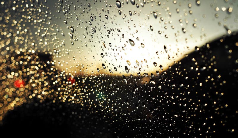Fondo astratto delle goccioline di acqua sul vetro dell'automobile immagini stock libere da diritti Fondo astratto delle goccioline di acqua sul vetro dell'automobile immagini stock libere da diritti