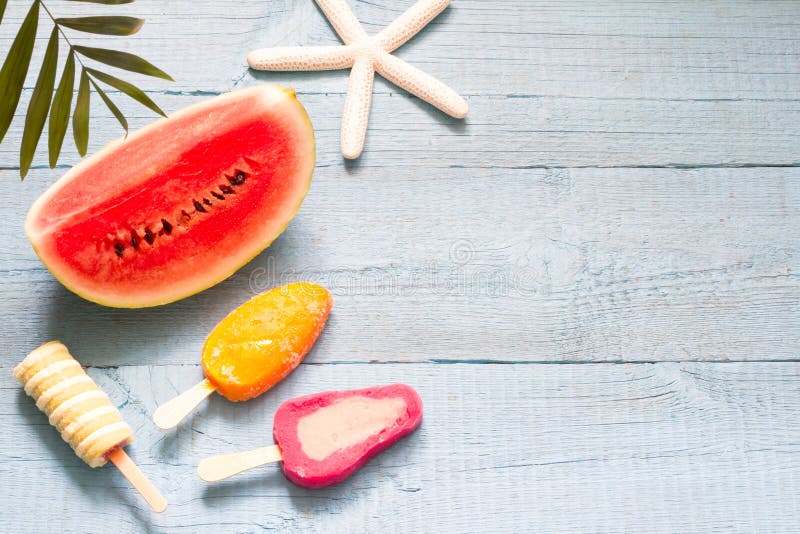 Fondo astratto di vacanza di viaggio dell'insegna di estate con il gelato e l'anguria immagine stock Fondo astratto di vacanza di viaggio dell'insegna di estate con il gelato e l'anguria immagine stock