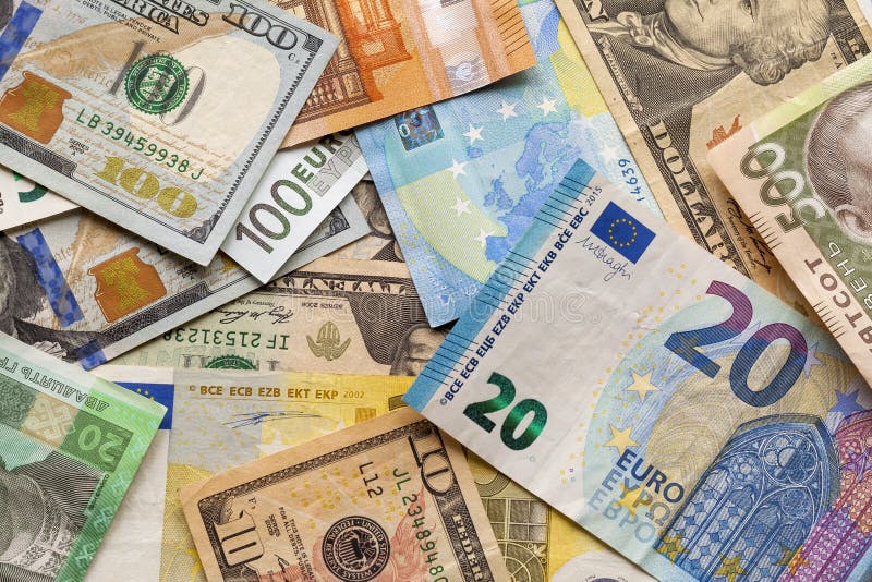 Fondo astratto variopinto delle banconote differenti , Fatture ucraine di valuta nazionale, dollari americani e euro Soldi e fotografie stock Fondo astratto variopinto delle banconote differenti , Fatture ucraine di valuta nazionale, dollari americani e euro Soldi e fotografie stock