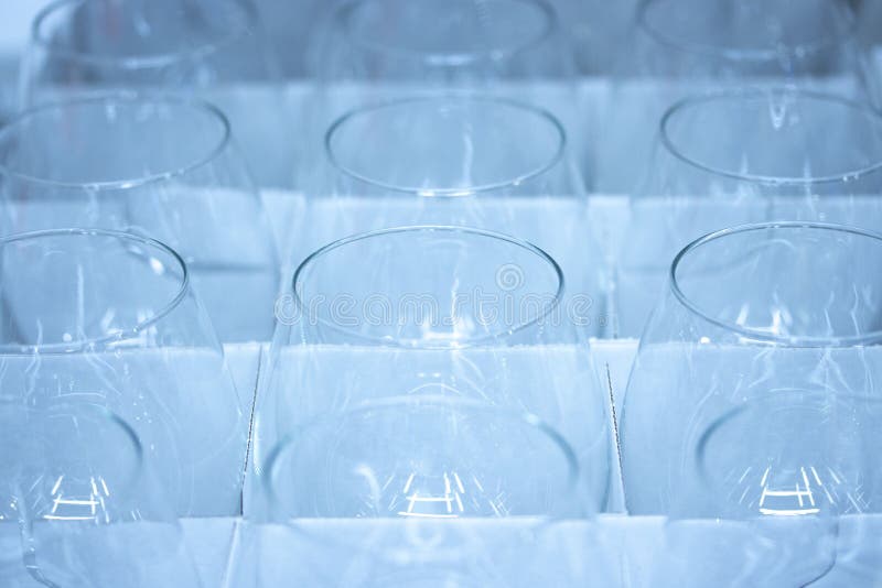 Fondo astratto, vetri di vino trasparenti, primo piano, lotti di luce fotografie stock libere da diritti Fondo astratto, vetri di vino trasparenti, primo piano, lotti di luce fotografie stock libere da diritti