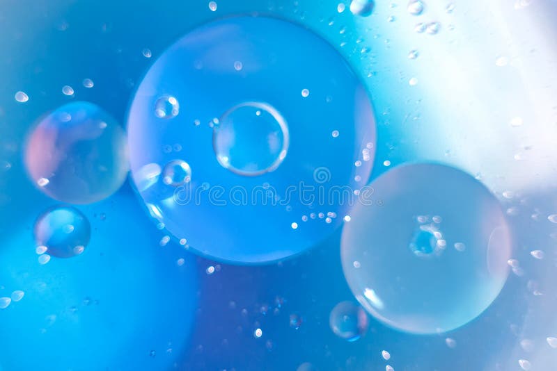 Fondo azul abstracto del líquido macro. Líquido macro con burbujas fondo azul abstracto. foco selectivo