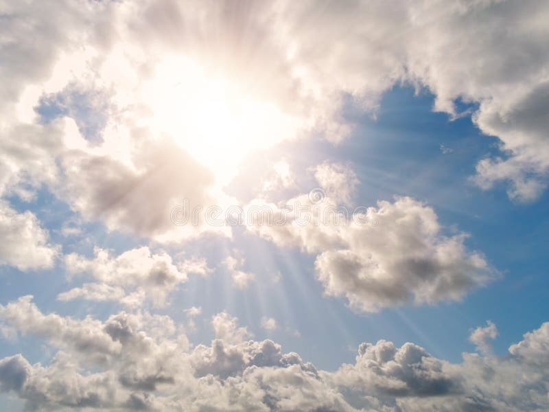 Fondo Azul Cielo Nublado Con Sol Foto de archivo - Imagen de nadie