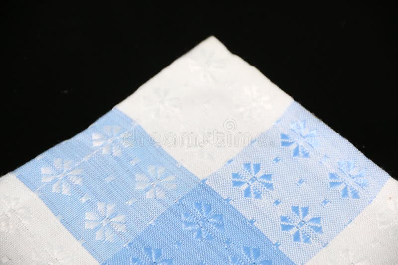 Fondo azul con texturas textiles y patrones florales. Fondo azul con texturas textiles y formas geométricas en la tabla