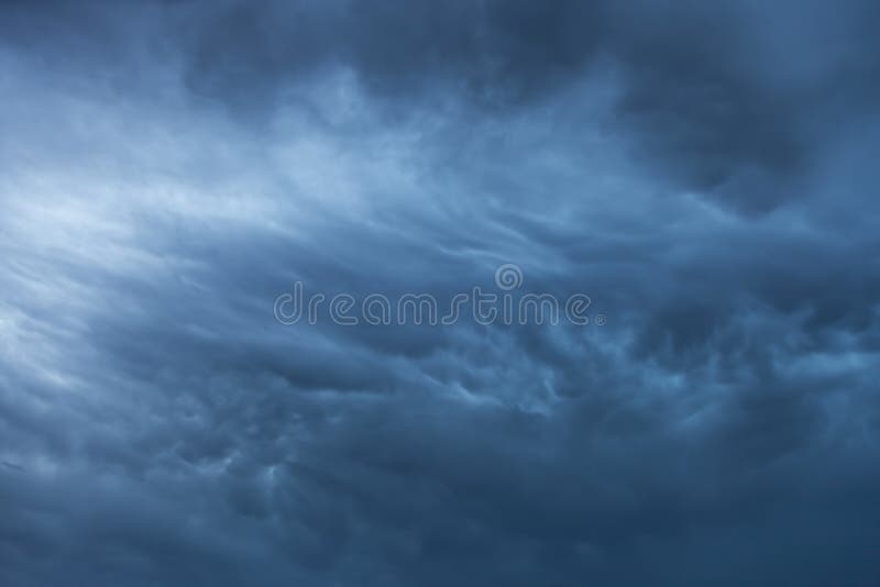 Fondo azul de nubes de tormenta foto de archivo libre de regalías