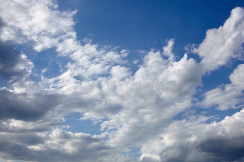 Imagen abstracta del cielo borroso. fondo azul del cielo con nubes de cúmulo