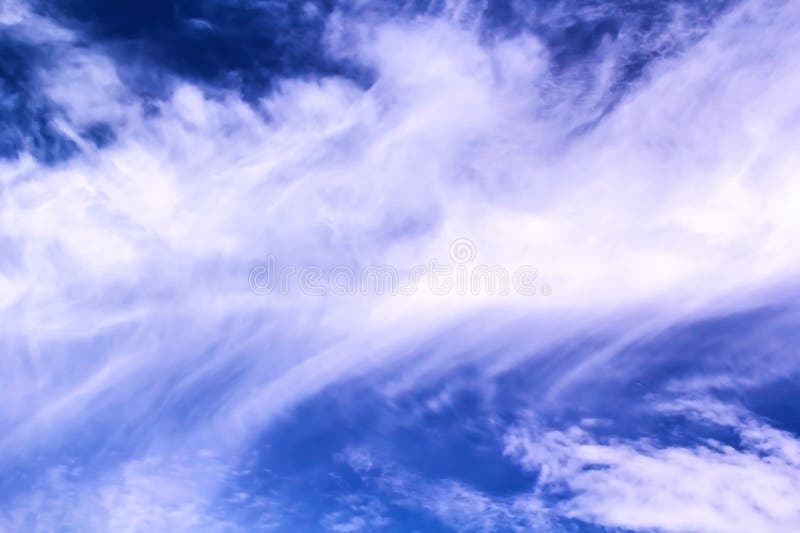 Fondo bianco astratto del cielo blu e nuvoloso immagini stock libere da diritti Fondo bianco astratto del cielo blu e nuvoloso immagini stock libere da diritti