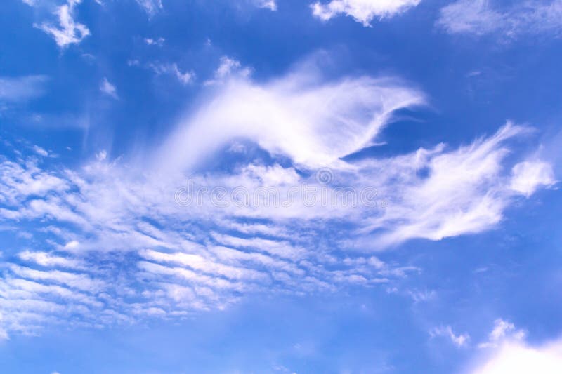 Fondo bianco astratto del cielo blu e nuvoloso immagini stock libere da diritti Fondo bianco astratto del cielo blu e nuvoloso immagini stock libere da diritti