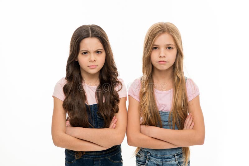 Fondo blanco aislado niños de las hermanas Relación fraternal Felicidad y problemas de la hermandad Muchachas confiadas imagenes de archivo