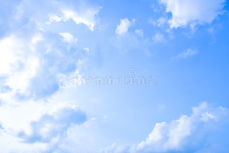 Fondo blanco de nube azul cielo blanco Hermoso cielo y nubes en la tarde fotos de archivo libres de regalías