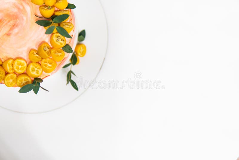 Fondo blanco Torta de cumpleaños pastel con velas en la mesa contra la tarta fresca de cumpleaños con crema fotografía de archivo