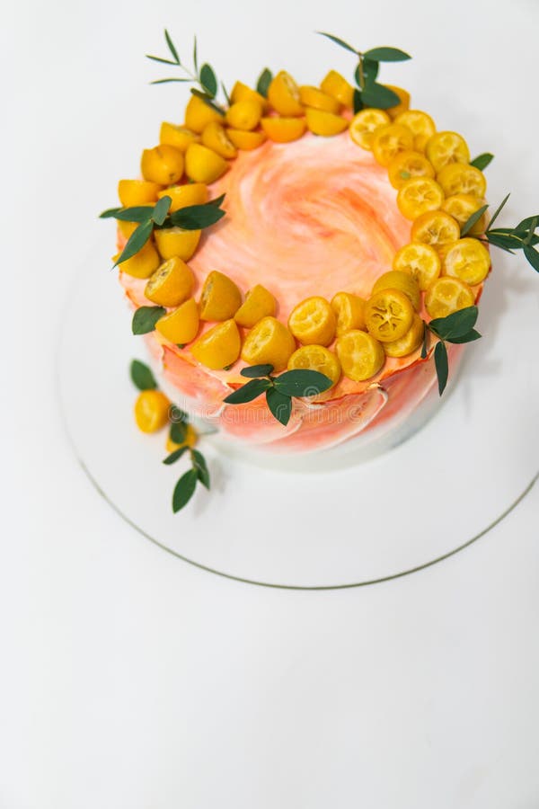 Fondo blanco Torta de cumpleaños tarta con fondo de madera color blanco crema imágenes de archivo libres de regalías