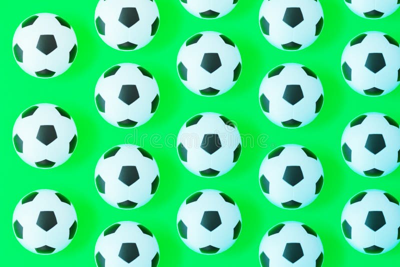 Fondo blanco y negro de muchos balones de fútbol Bolas del fútbol en un agua libre illustration Fondo blanco y negro de muchos balones de fútbol Bolas del fútbol en un agua libre illustration