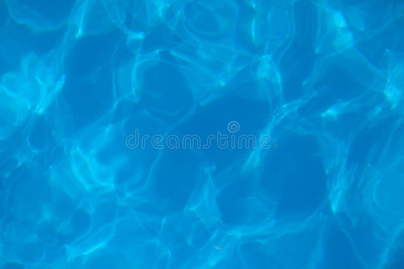 Fondo blu. la trama della superficie dell'acqua del bacino è acqua pulita trasparente con rifrazione leggera e fotografie stock