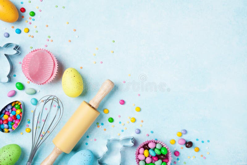 Fondo bollente di Pasqua con gli strumenti della cucina per la vista superiore del forno dolce di festa Disposizione piana fotografia stock Fondo bollente di Pasqua con gli strumenti della cucina per la vista superiore del forno dolce di festa Disposizione piana fotografia stock