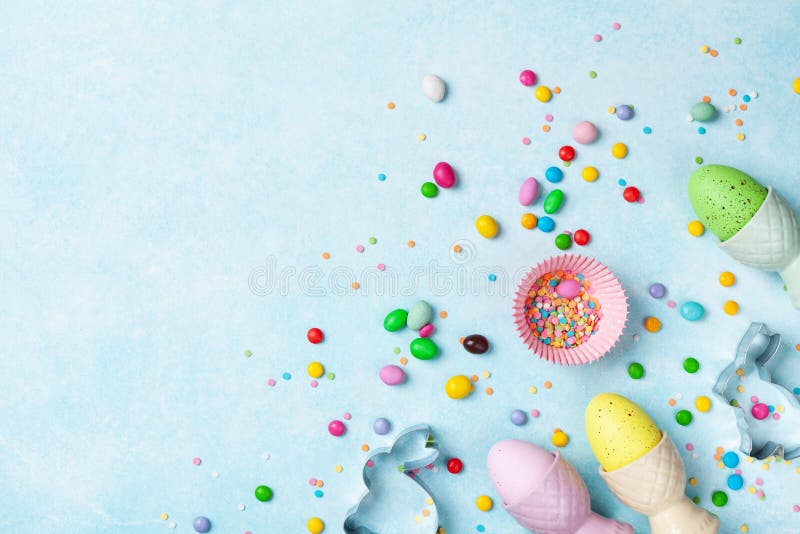 Fondo bollente di Pasqua con gli strumenti della cucina per la vista superiore del forno dolce di festa Disposizione piana fotografie stock Fondo bollente di Pasqua con gli strumenti della cucina per la vista superiore del forno dolce di festa Disposizione piana fotografie stock