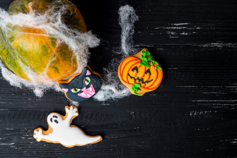 Fondo casalingo dei biscotti del pan di zenzero di Halloween fotografia stock libera da diritti Fondo casalingo dei biscotti del pan di zenzero di Halloween fotografia stock libera da diritti
