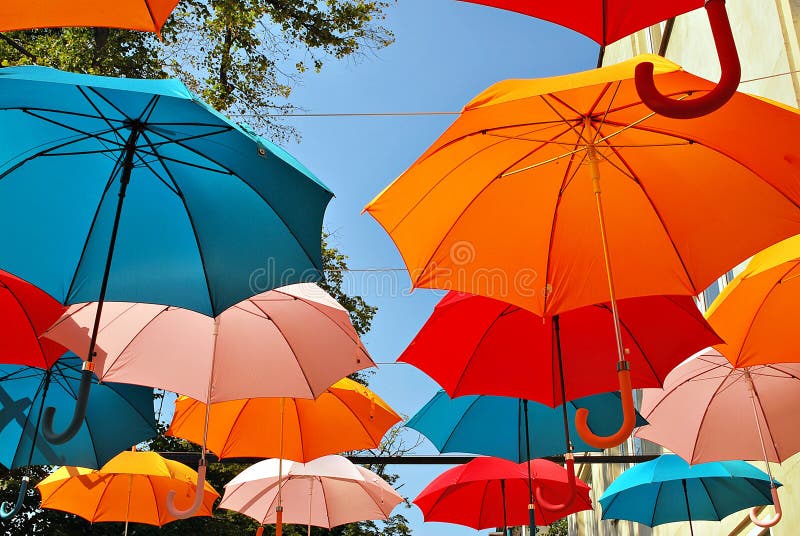 El Cielo Paraguas Coloridos Calle Con Los Fotos de Fotos libres de regalías de Dreamstime