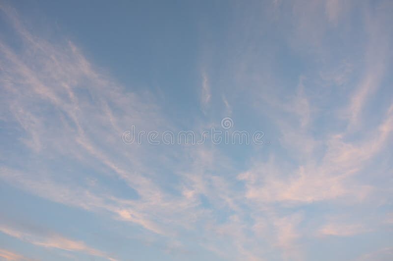 Fondo con magia del cielo e delle nuvole ad alba, tramonto, parte 23 del cielo di panorama immagini stock libere da diritti Fondo con magia del cielo e delle nuvole ad alba, tramonto, parte 23 del cielo di panorama immagini stock libere da diritti