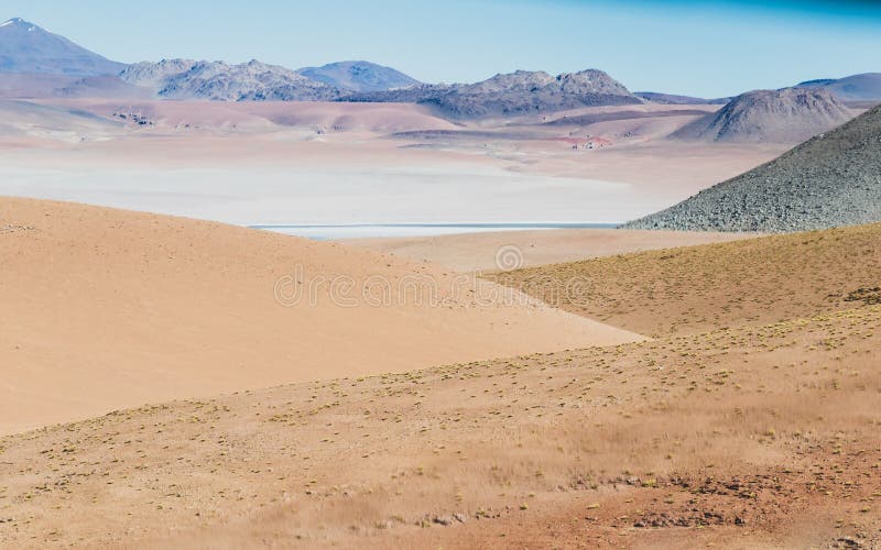 Fondo con paesaggio sterile del deserto nel boliviano le Ande, nella riserva naturale Edoardo Avaroa fotografia stock Fondo con paesaggio sterile del deserto nel boliviano le Ande, nella riserva naturale Edoardo Avaroa fotografia stock