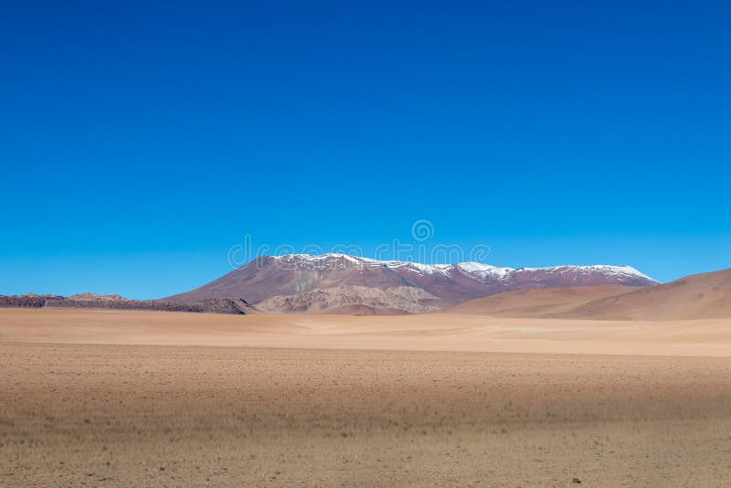 Fondo con paesaggio sterile del deserto nel boliviano le Ande, nella riserva naturale Edoardo Avaroa immagine stock Fondo con paesaggio sterile del deserto nel boliviano le Ande, nella riserva naturale Edoardo Avaroa immagine stock