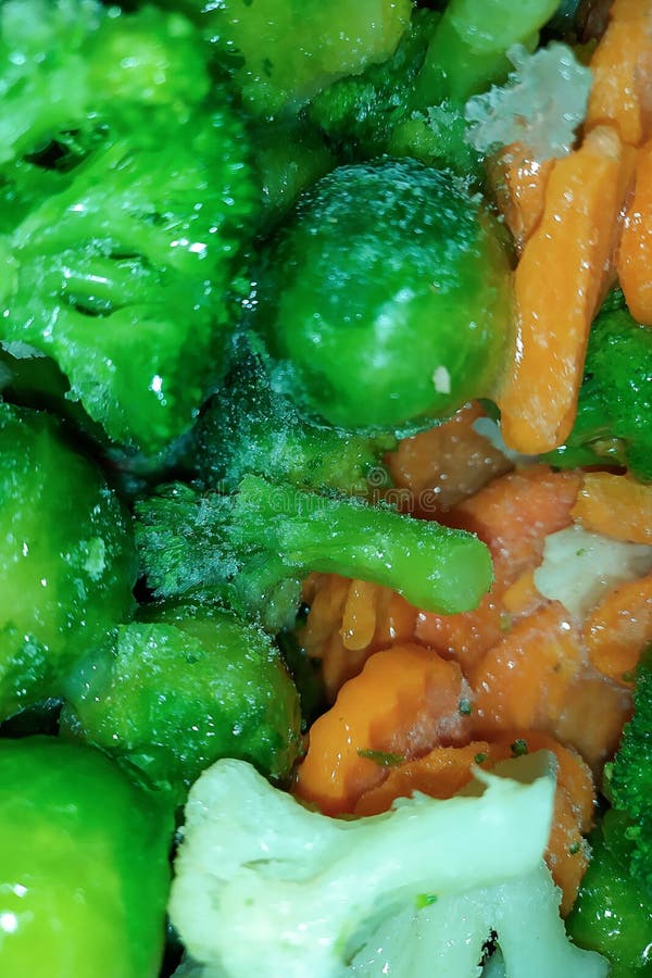 Fondo congelado de los veh?culos Bróculi, zanahorias, coliflor, coles de Bruselas Concepto de consumici?n sana imágenes de archivo libres de regalías Fondo congelado de los veh?culos Bróculi, zanahorias, coliflor, coles de Bruselas Concepto de consumici?n sana imágenes de archivo libres de regalías