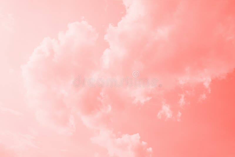 Fondo coralino rosado del cielo del color con las nubes blancas Fondo coralino de la pendiente imágenes de archivo libres de regalías Fondo coralino rosado del cielo del color con las nubes blancas Fondo coralino de la pendiente imágenes de archivo libres de regalías