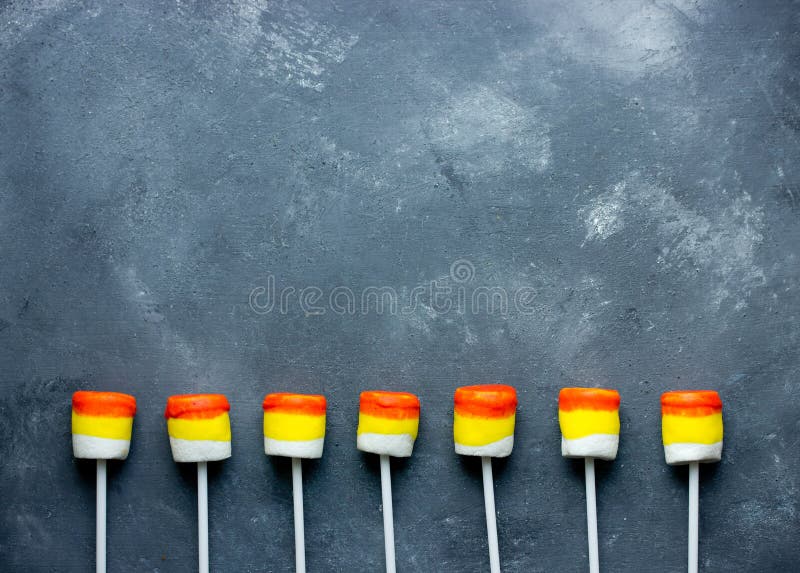 Fondo de Halloween - la melcocha de las pastillas de caramelo hace estallar la frontera imagen de archivo libre de regalías Fondo de Halloween - la melcocha de las pastillas de caramelo hace estallar la frontera imagen de archivo libre de regalías