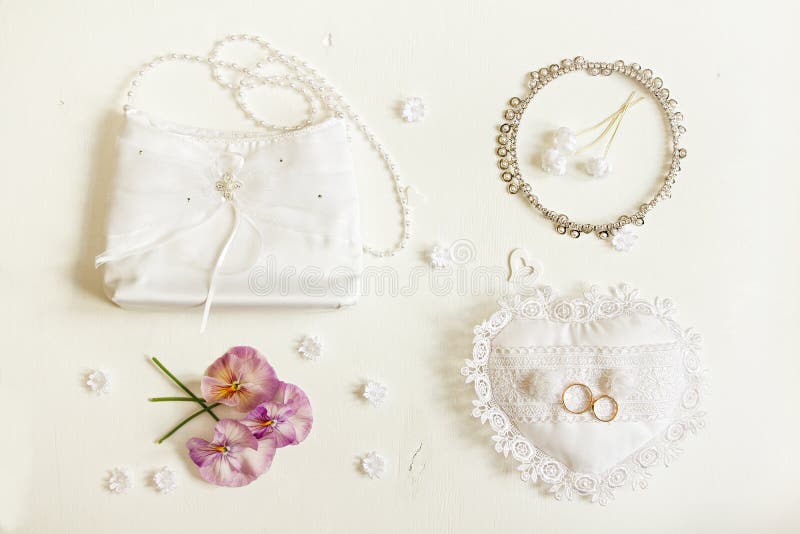 Fondo de la boda Accesorios de la novia: anillos, bolso, boutonnie fotos de archivo libres de regalías Fondo de la boda Accesorios de la novia: anillos, bolso, boutonnie fotos de archivo libres de regalías