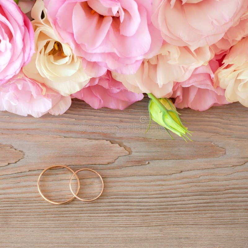 Fondo de la boda del vintage con los anillos de oro y la flor hermosa foto de archivo Fondo de la boda del vintage con los anillos de oro y la flor hermosa foto de archivo