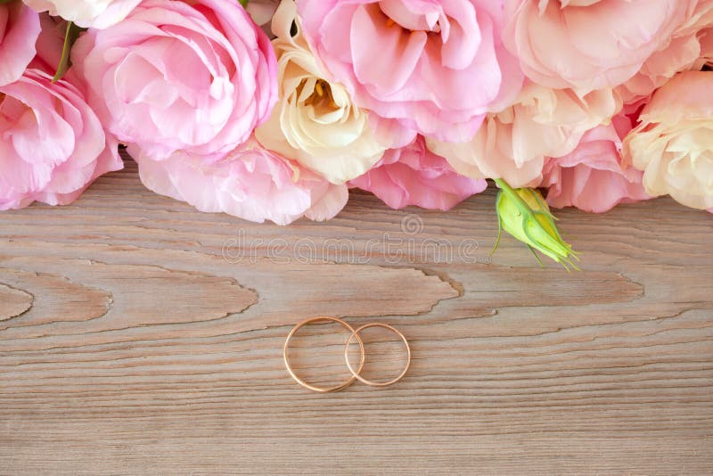 Fondo de la boda del vintage con los anillos de oro y la flor hermosa imágenes de archivo libres de regalías Fondo de la boda del vintage con los anillos de oro y la flor hermosa imágenes de archivo libres de regalías